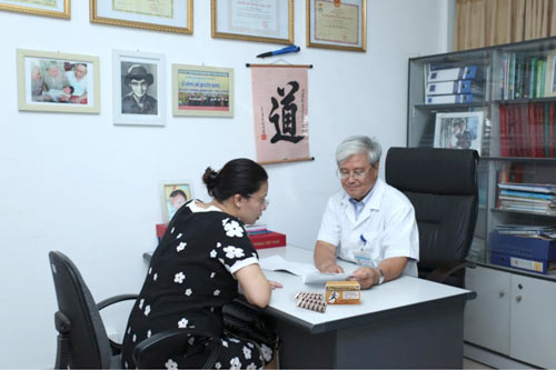 GS- BS Vương Tiến Hòa đang tư vấn dùng canxi cho bệnh nhân