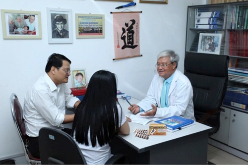 GS, BS Vương Tiến Hòa - Nguyên giảng viên Đại học Y Hà Nội, chuyên gia cao cấp Bệnh viện Phụ Sản Trung ương tư vấn dùng canxi cho bệnh nhân.