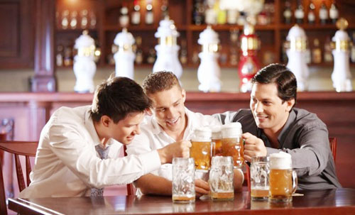Rượu bia là một trong những nguyên nhân chính gây ra đau dạ dày