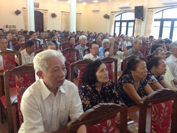 Các cụ, các bác đến từ sớm và lắng nghe chia sẻ rất chăm chú