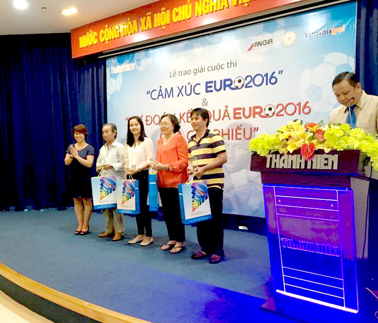 Ms Sen Trần - Trưởng phòng Marketing Đại Bắc Group đại diện nhãn hàng YumanGel - Thuốc dạ dày chữ Y lên trao giải cho độc giả