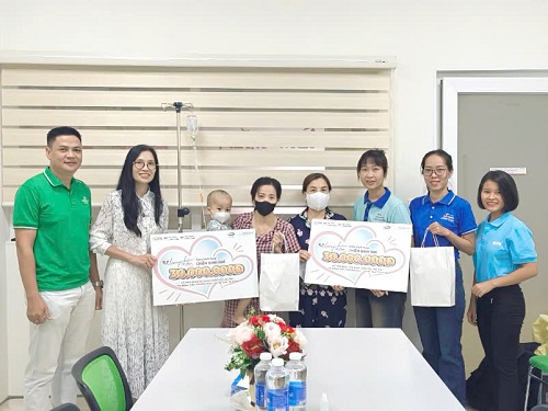 Nhãn hàng Yoosun rau má trao quà cho các bệnh nhận