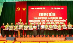 Công ty TNHH Đại Bắc trao quà cho các em nhỏ