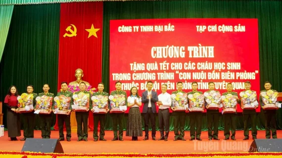 Công ty TNHH Đại Bắc trao quà cho các em nhỏ