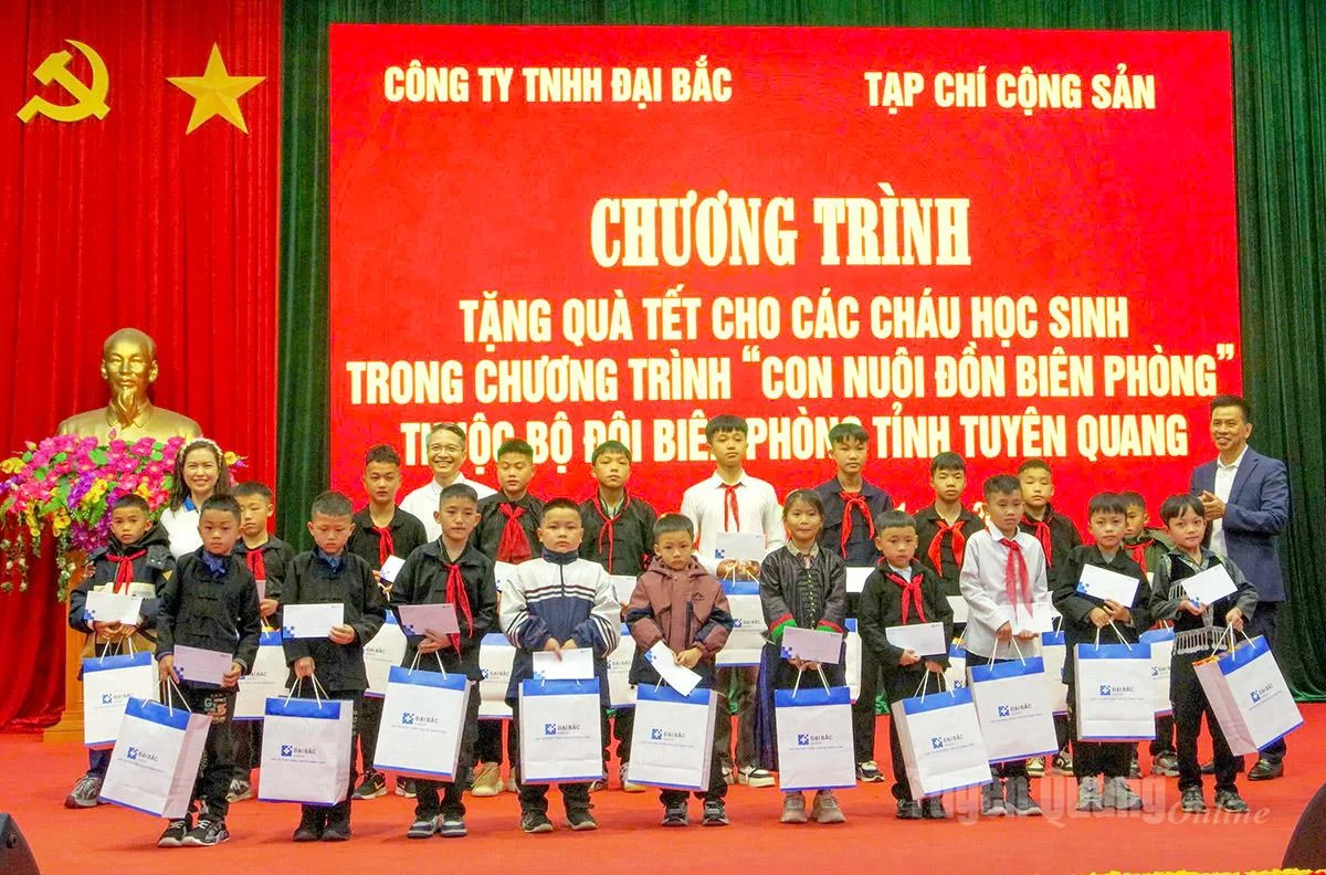Đại bắc group tặng quà cho các em nhỏ ở tuyên quang