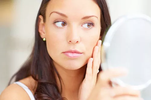 Khi việc sản sinh collagen có vấn đề, chúng sẽ làm các nếp nhăn bắt đầu xuất hiện (Ảnh minh họa)