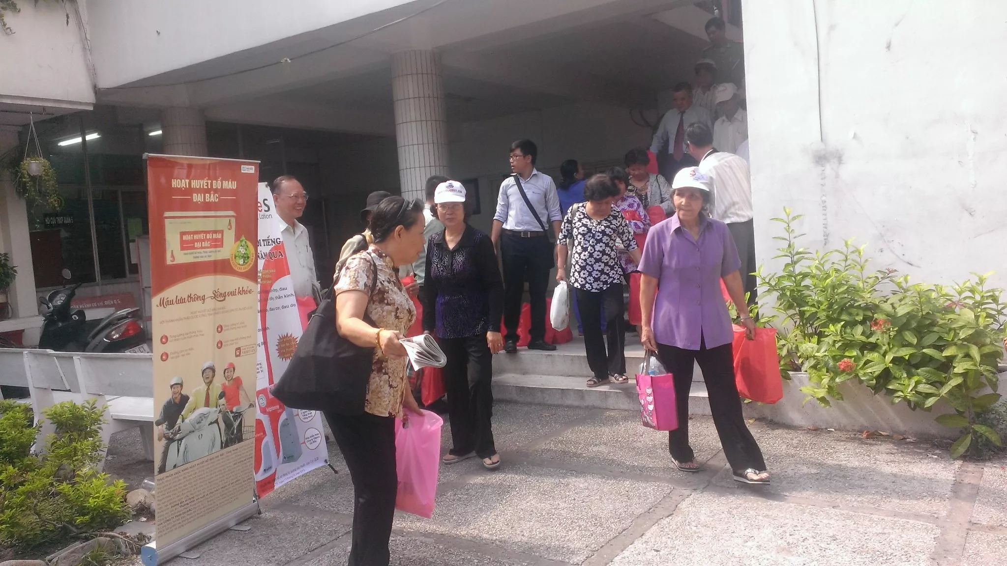 Tất cả các bác, các cụ tại lễ kỉ niệm đều có quà tài trợ từ Đại Bắc Group