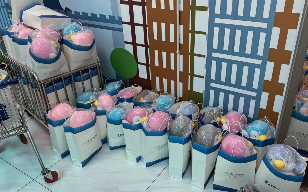 Hơn 300 phần quà trung thu đã được trao tận tay các em nhỏ có hoàn cảnh khó khăn.