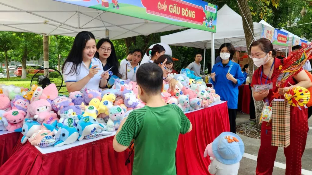 Những món quà đã được trao tận tay các bạn nhỏ hoặc người nhà các con.